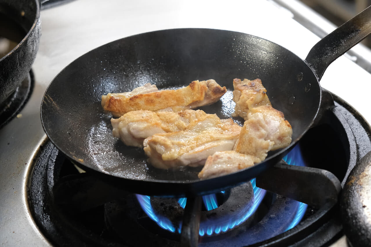 北海道・名寄市「三星食堂」肉を焼いている様子