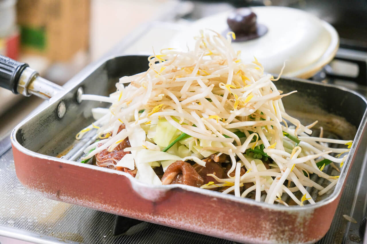 北海道・名寄市「三星食堂」肉の上には大量の野菜が!