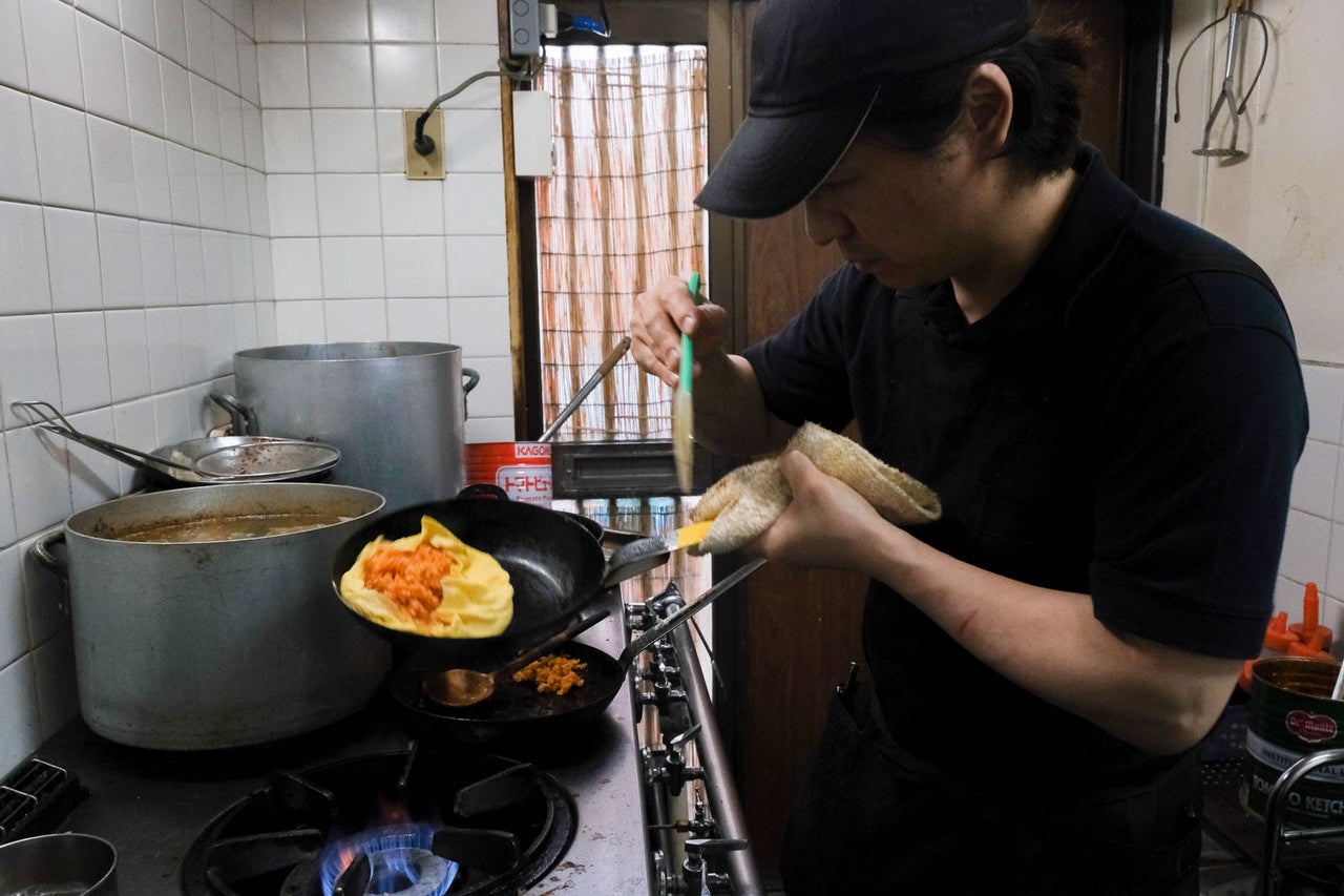 千葉県・習志野市「レストランあけぼの」オムライス調理中の様子