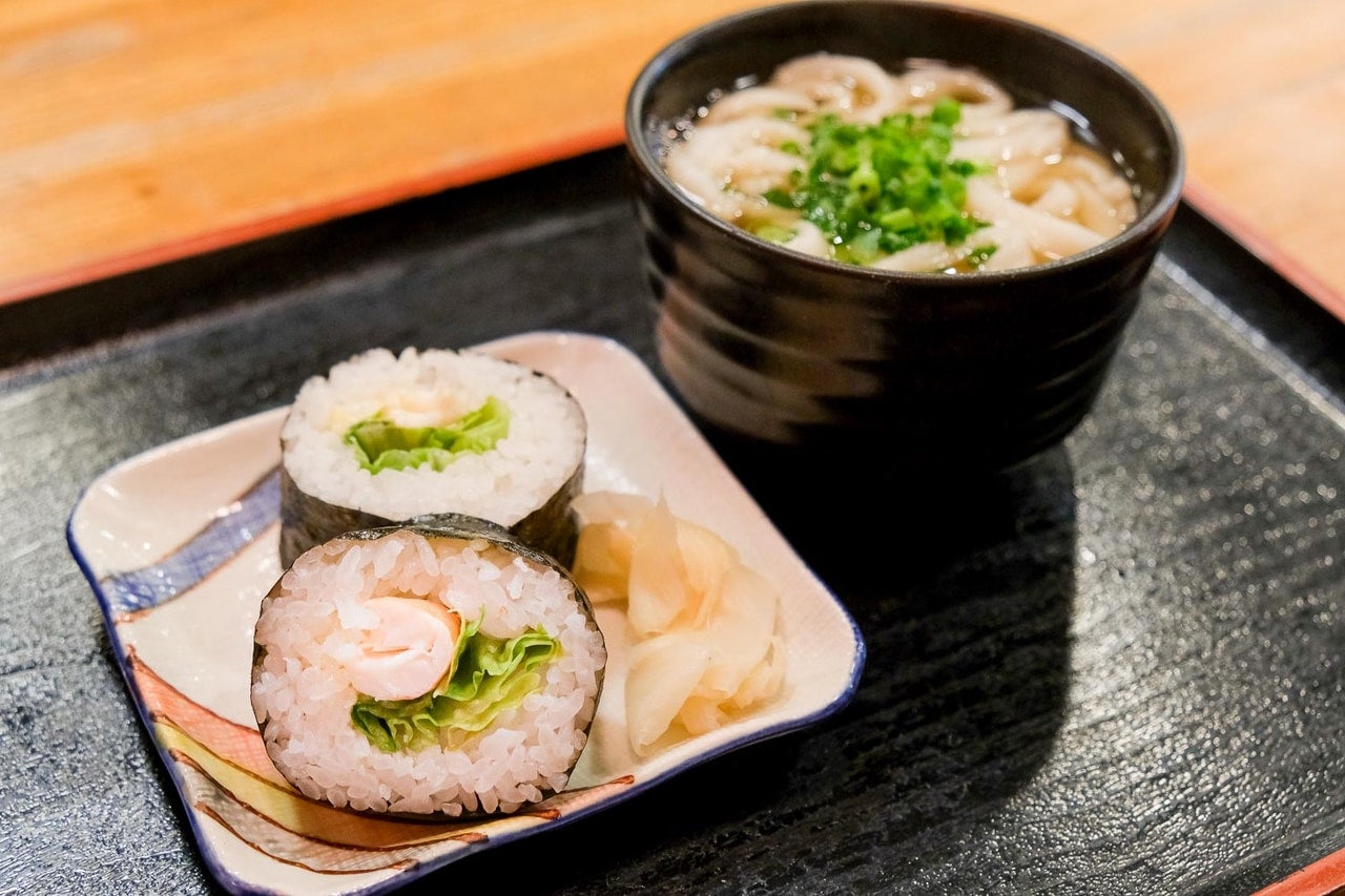 宮崎県日向市『お食事処ながとも』宮崎名物のサラダ巻きと、ながとも名物のうどんの黄金コンビ