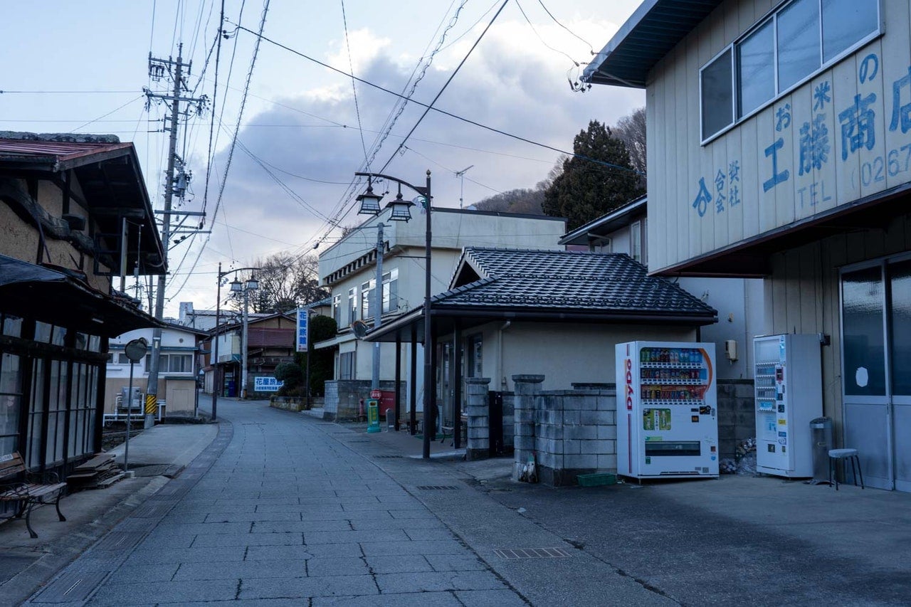 長野県小海町『桔梗家』石畳が並ぶ通り沿い。