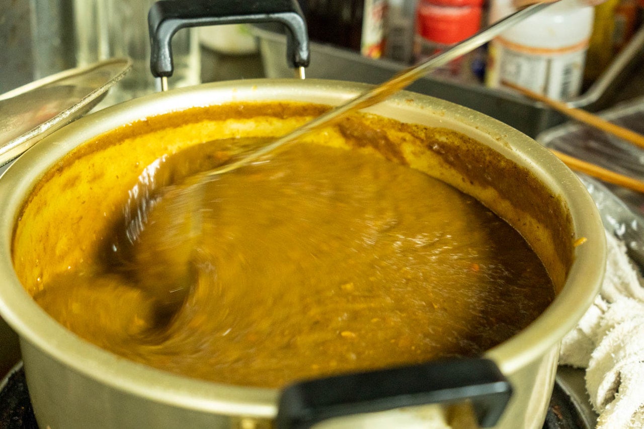 【東京都・豊島区】「伊東食堂」大きな鍋で仕込まれているカレーソース