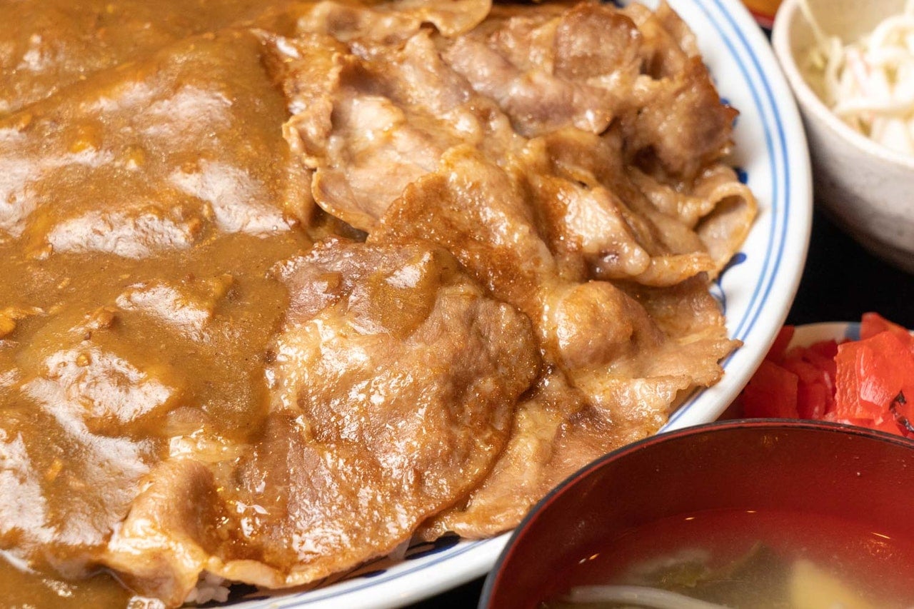 【東京都・豊島区】「伊東食堂」カレーライスにたっぷりと盛られた肉