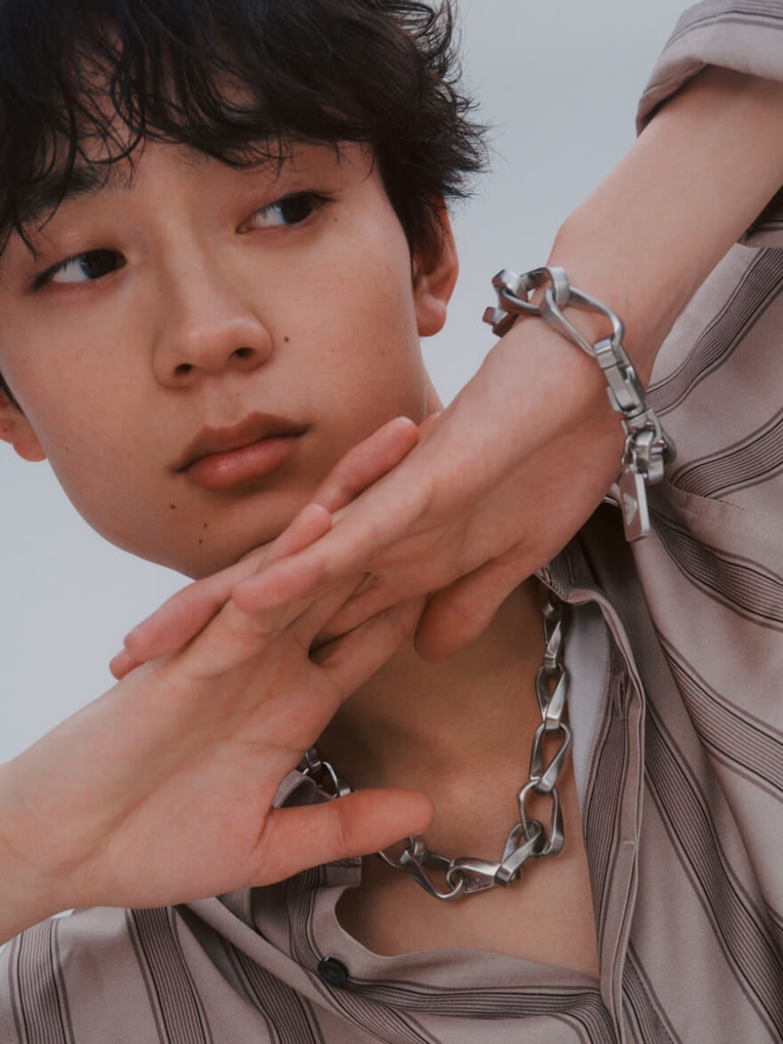 水沢林太郎とエンポリオ アルマーニ/〈Statement Link〉 ネックレス・ブレスレット ディテール