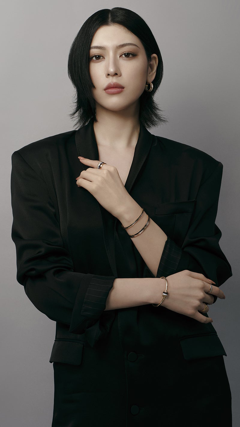 ブシュロンのジュエリー「キャトル」を着用した女優の三吉彩花さん