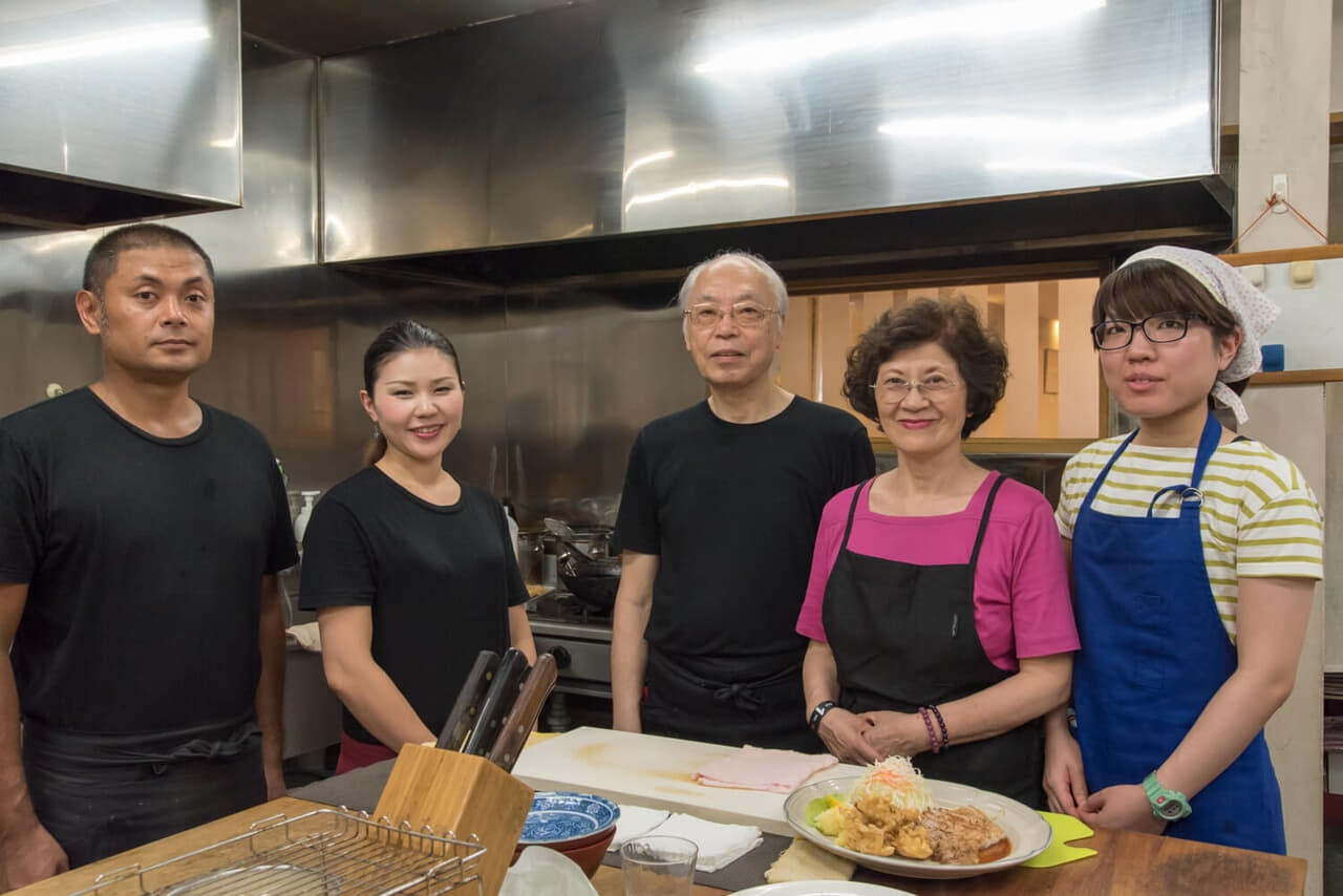 大分県大分市『和風グリル たかをや、』左から、四代目の阿部浩二さん・美紀さんご夫婦、三代目の阿部寿克(ひさかつ)さん・貴美子さんご夫婦、お店を手伝われている鷲尾さん。