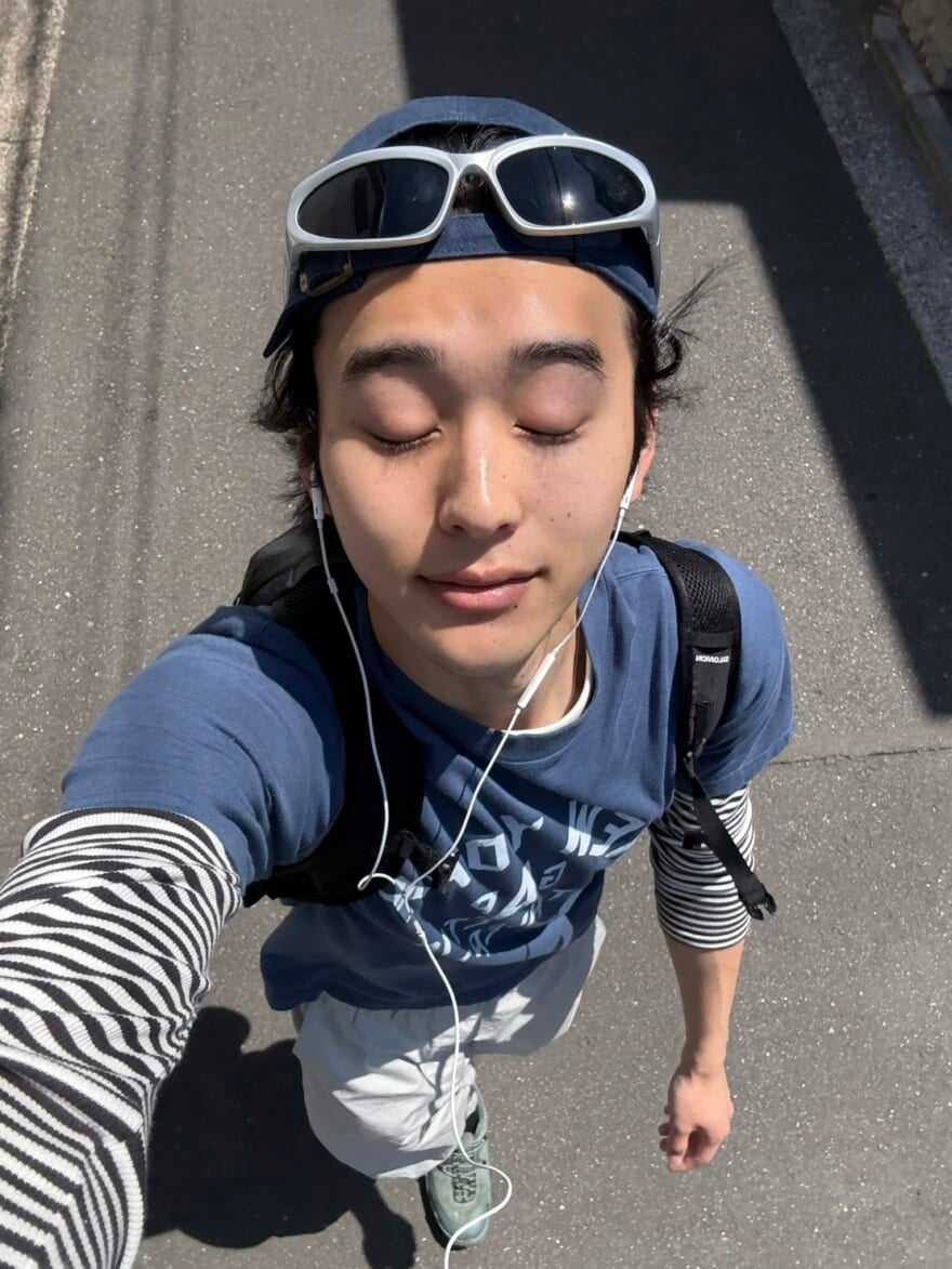 目を瞑って上を向く石川愛大