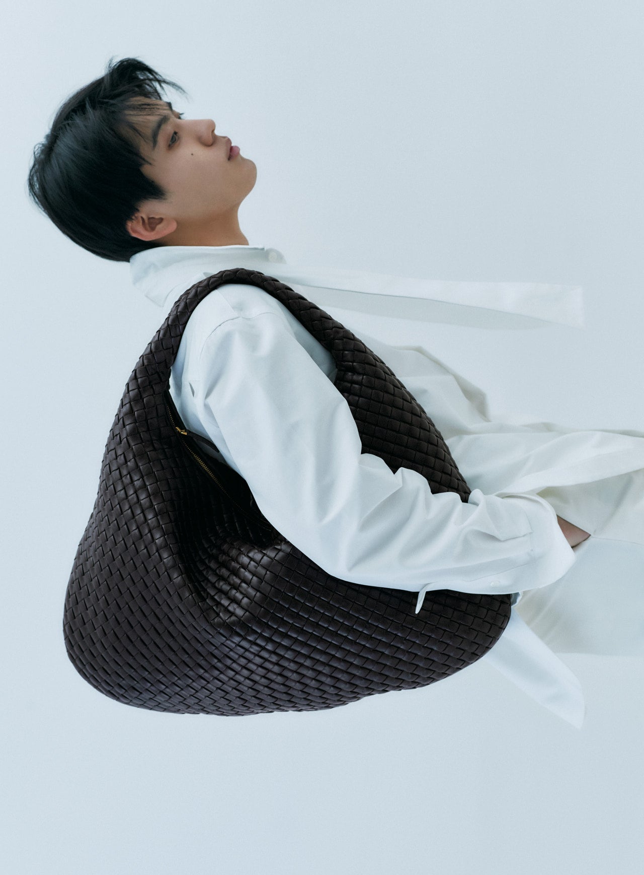 稲井 孝太朗が着用するBOTTEGA VENETAのバッグ、ショーツ、シャツ