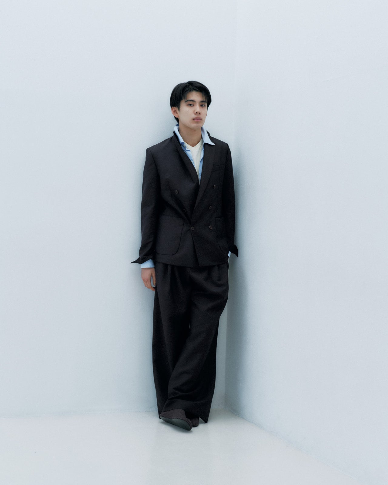 稲井 孝太朗が着用するMETA CAMPANIA COLLECTIVEのジャケット、パンツ、靴