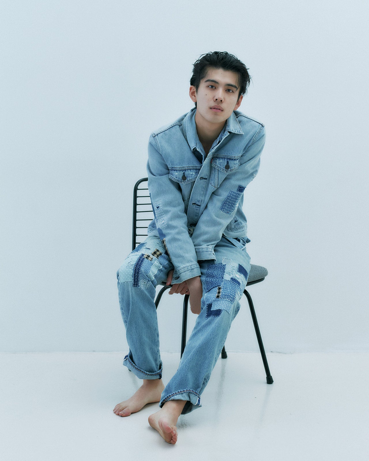稲井 孝太朗が着用するLevi's&reg;のジャケット、シャツ、ジーンズ