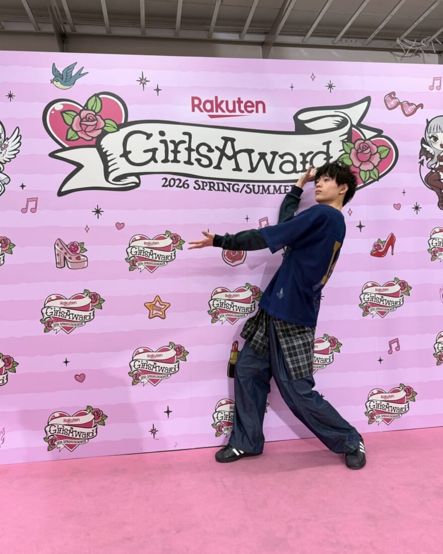 girlsawardと書かれたパネルの前に立つ水沢林太郎