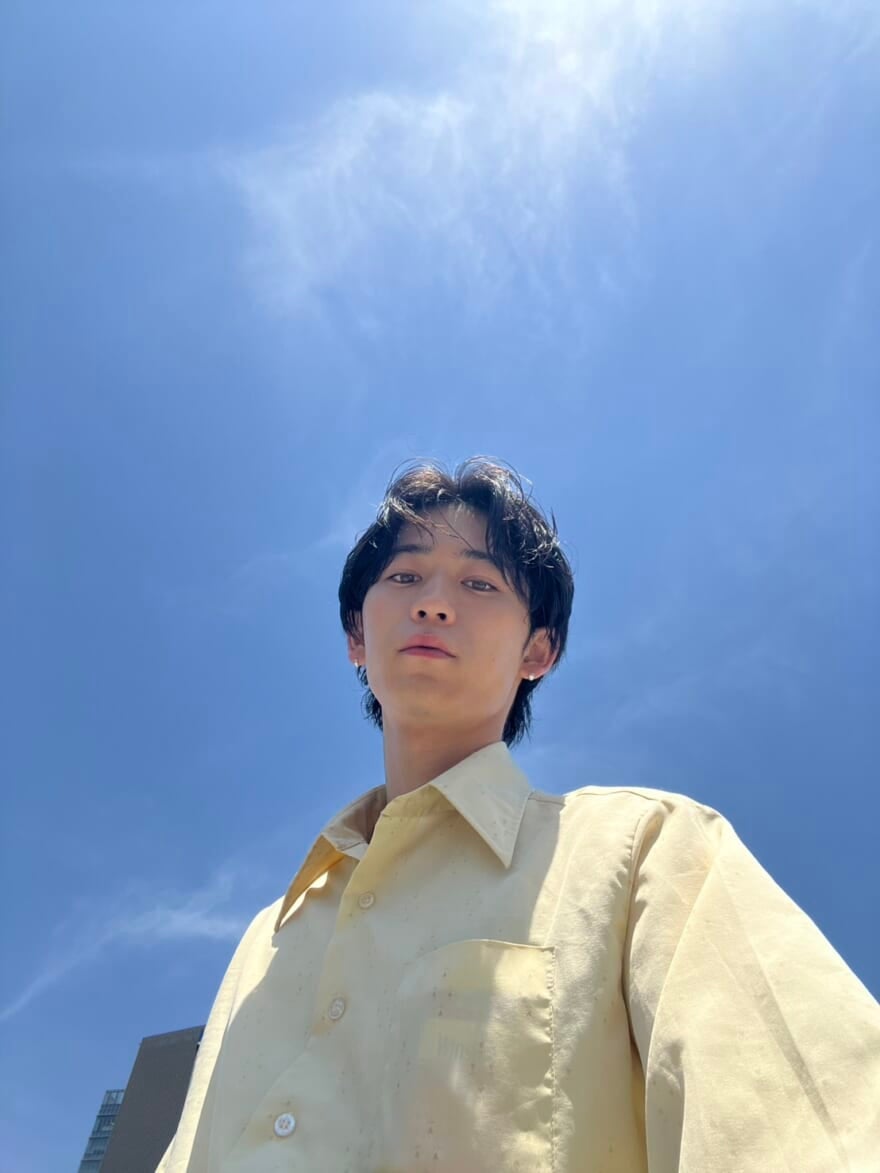 青空と小方蒼介。黄色いシャツを着ている。