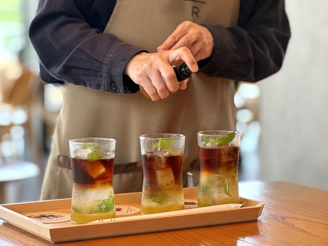 スターバックス リザーブ&reg; ロースタリー 東京 サマーシーズンメニュー「コールド ブリュー グリーンフィズ パイナップル ＆ ミント」仕上げの様子