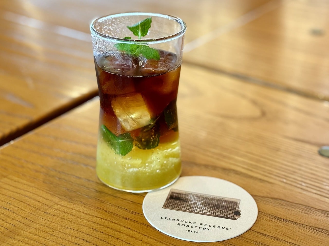 スターバックス リザーブ&reg; ロースタリー 東京 サマーシーズンメニュー「コールド ブリュー グリーンフィズ パイナップル ＆ ミント」