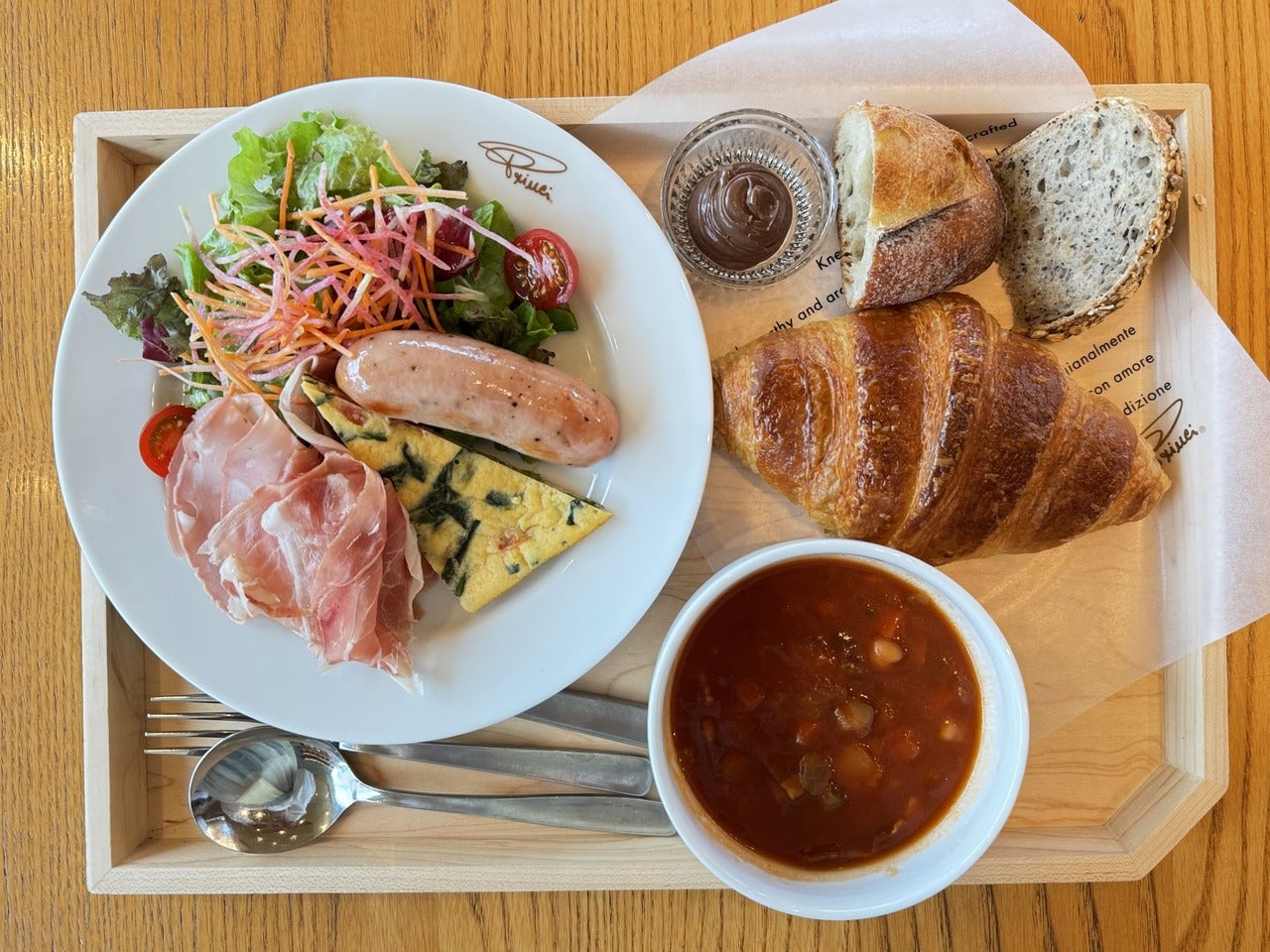 【スタバ 新作レポ】「ロースタリー 東京」に大満足の朝食メニューが通年登場！ 夏限定、南国気分のドリンクも