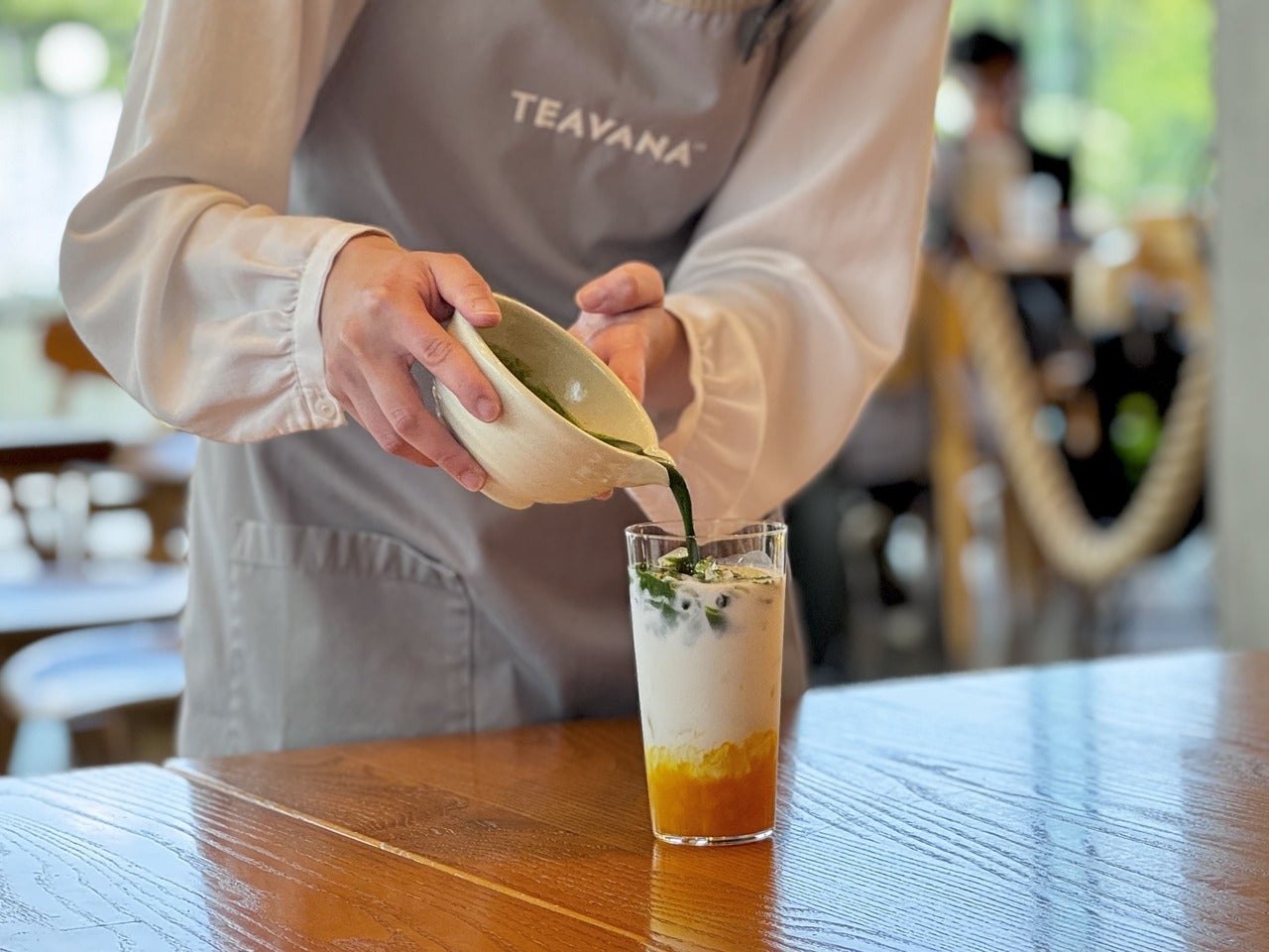 石臼でひいた抹茶を加えてドリンクを完成させている様子