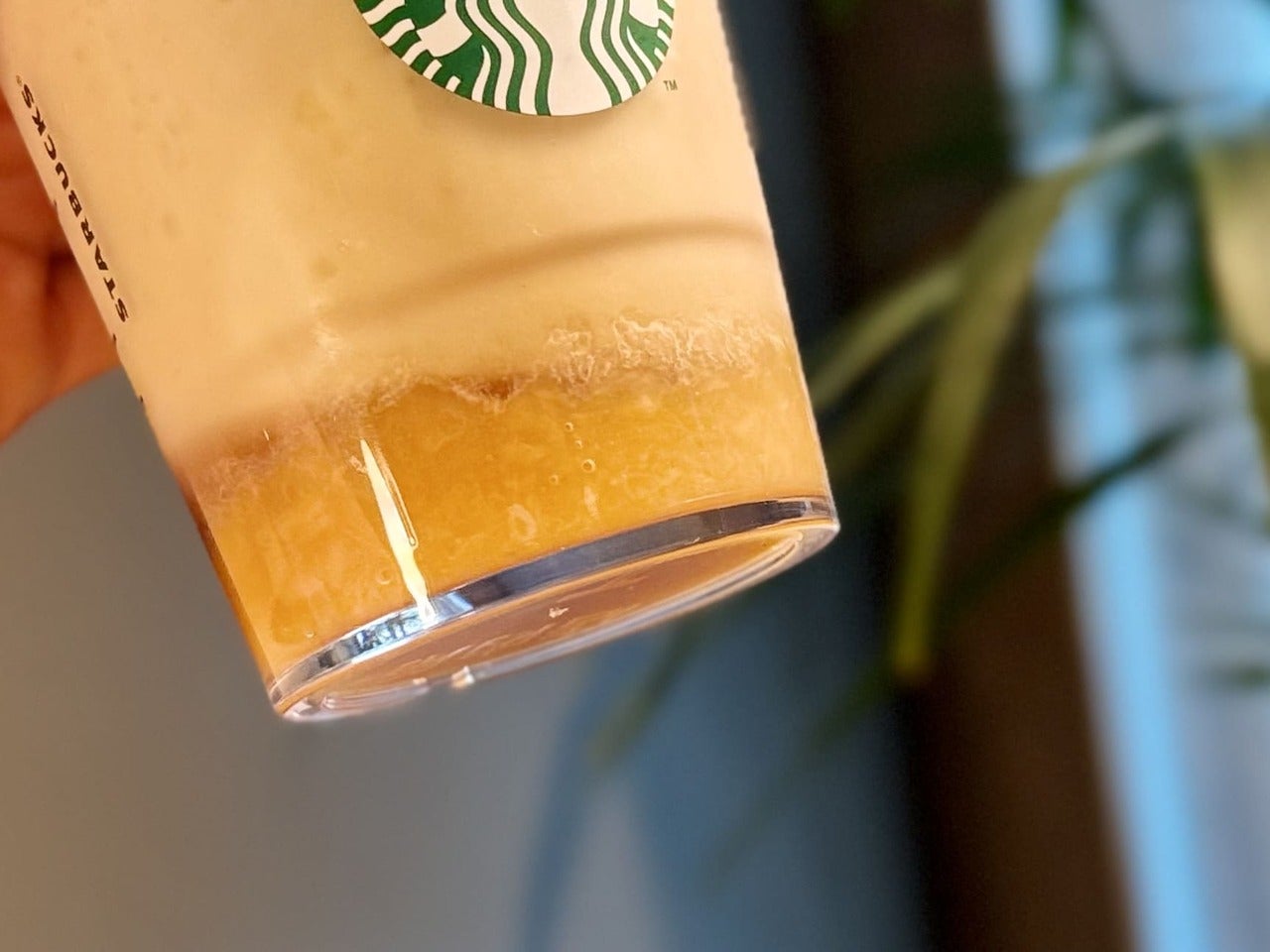スタバ新作メニュー「バナナ アフォガート フラペチーノ&reg;」、カップ下部に注がれたもったいないバナナ