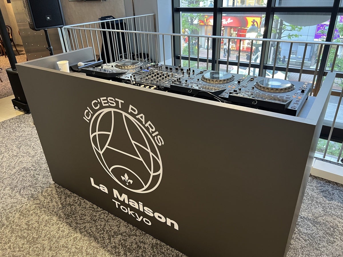 ICI C&rsquo;EST PARIS Caf&eacute;　DJブース