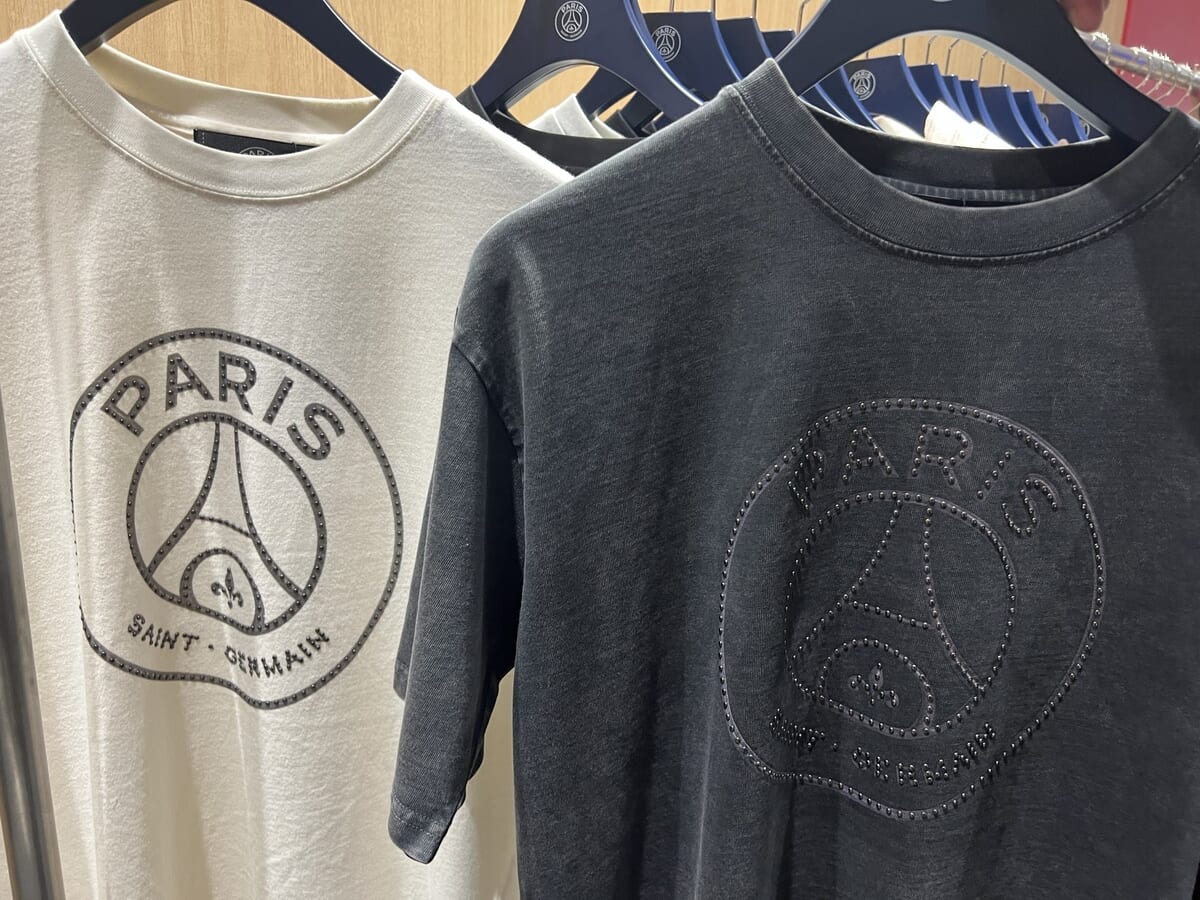 パリと東京をつなぐ 限定ファッションコレクション　ロゴ　T