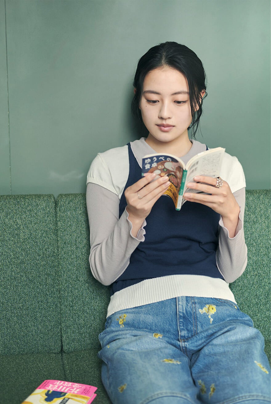 本を読む上坂樹里