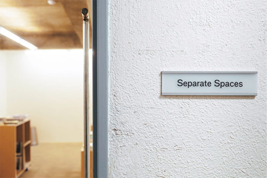 Separate Spaces　看板