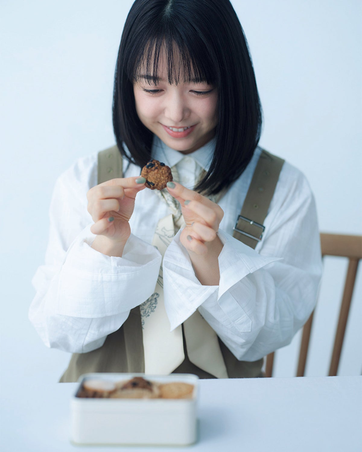 ビスケットを手に取る上白石萌音