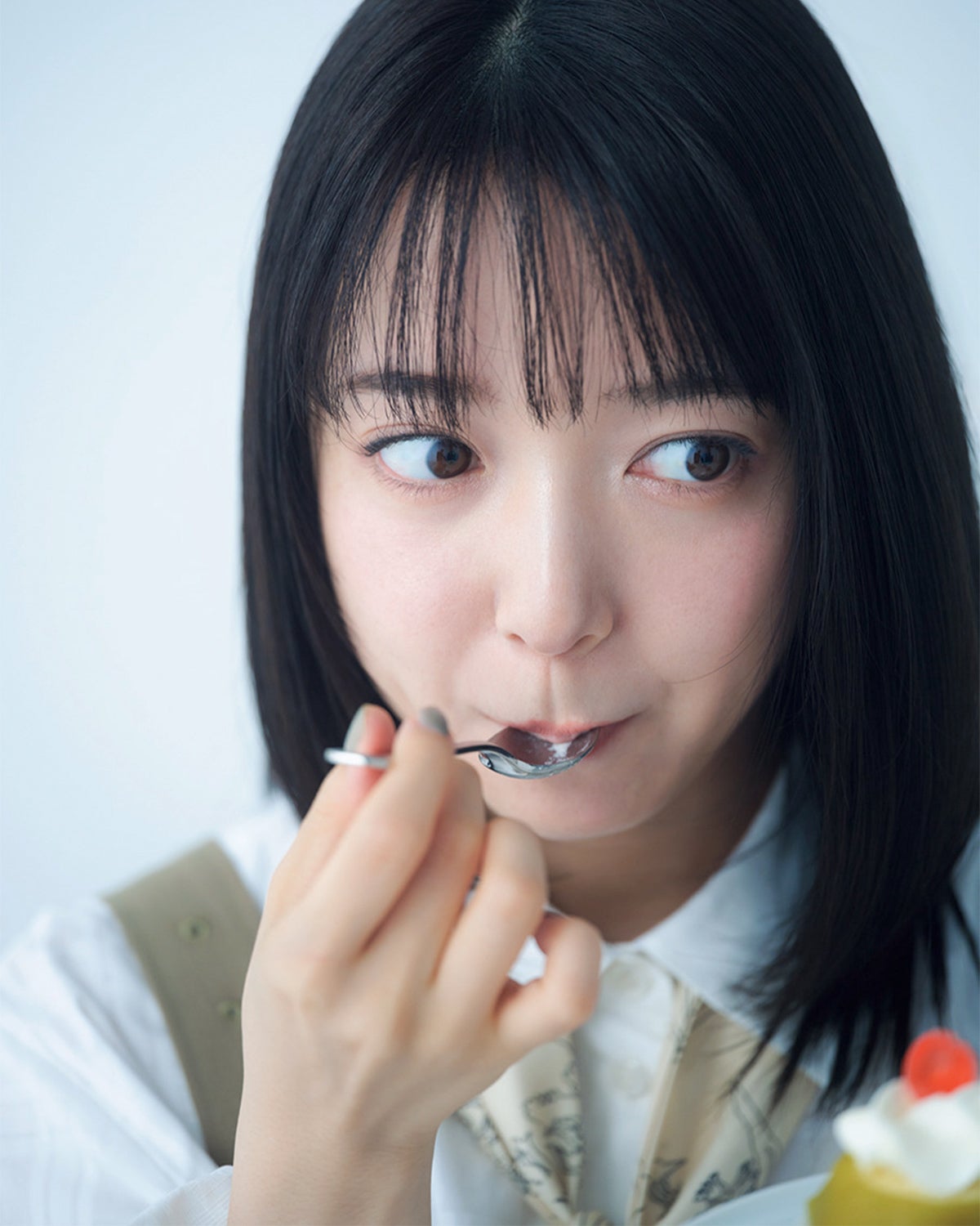 「カッサータ」を食べる上白石萌音