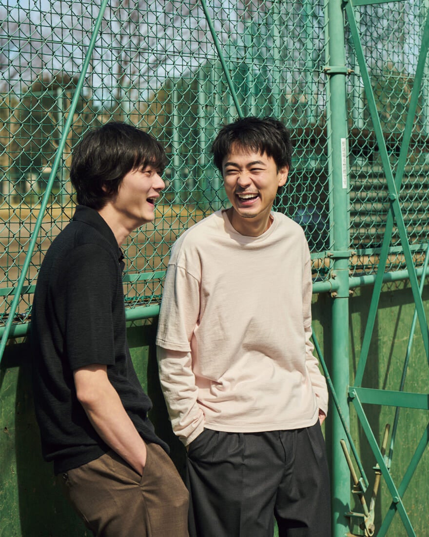 談笑する栁俊太郎と成田凌