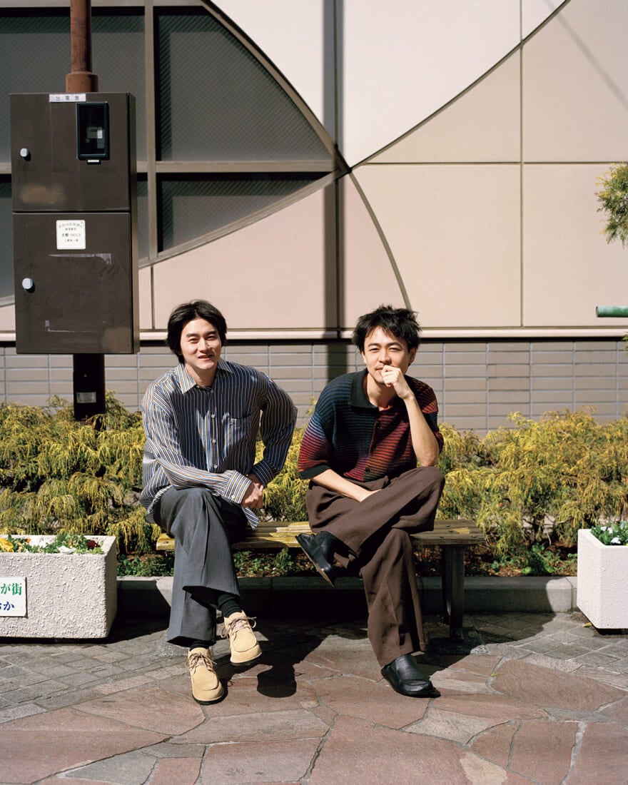 ベンチに座る栁俊太郎と成田凌