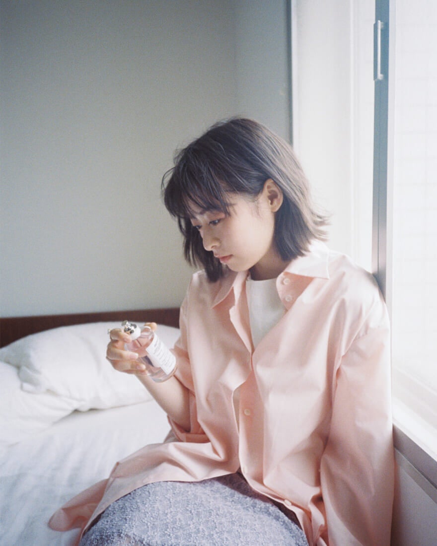 Maison Margielaのレプリカ オードトワレ アップ アット ドーンを手に持つ森七菜