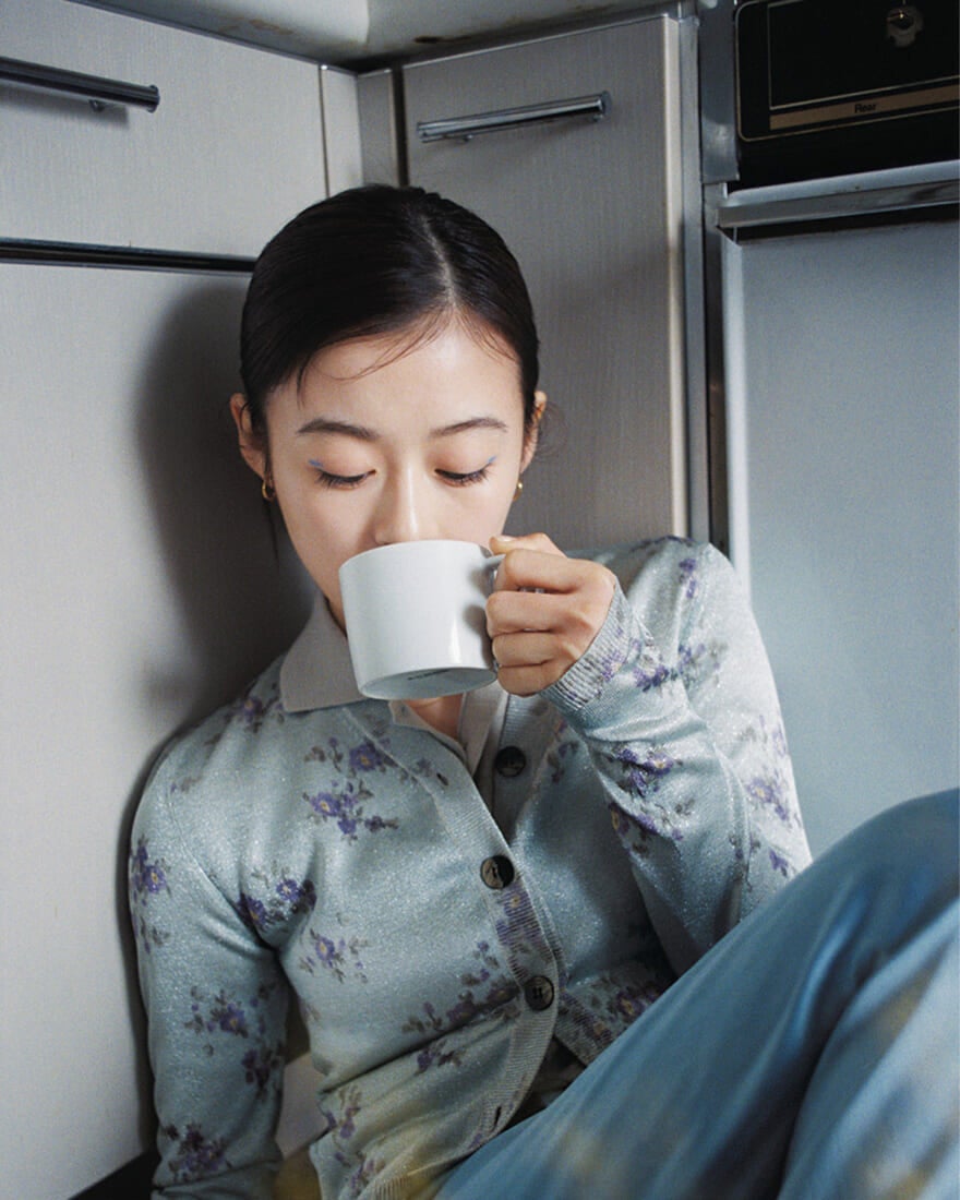 飲み物を飲む森七菜