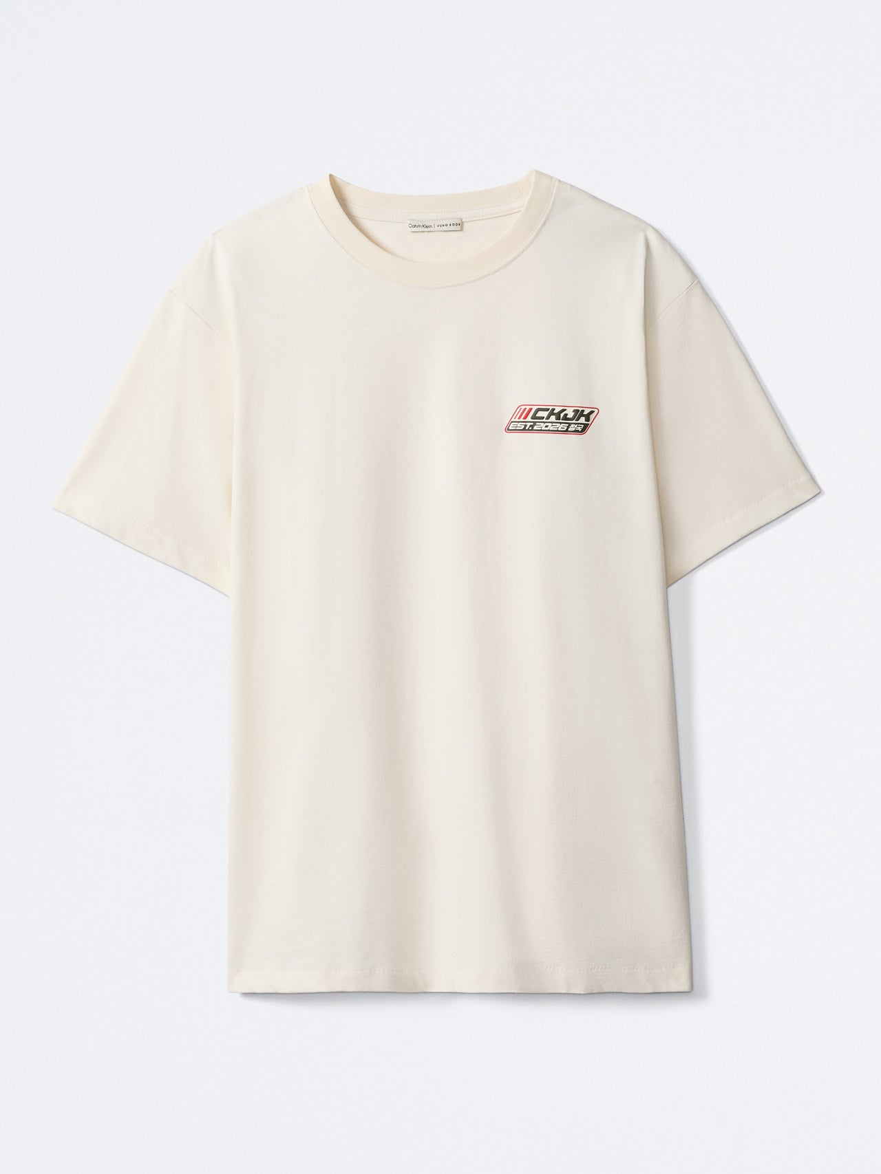 ジョングクさんとのコラボレーションによる、カルバン・クラインのロゴバッヂTシャツ