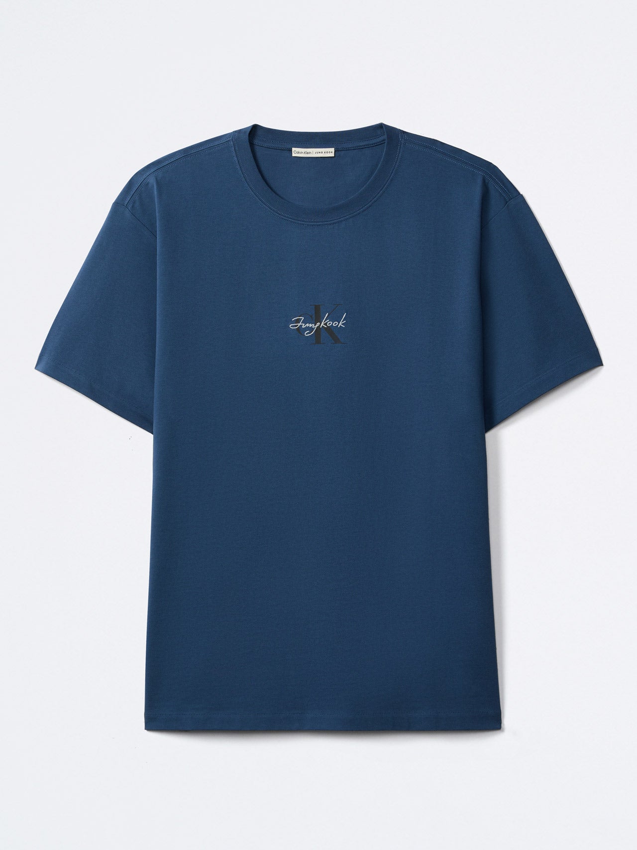 ジョングクさんとのコラボレーションによる、カルバン・クラインのモノグラムロゴTシャツ ブルー