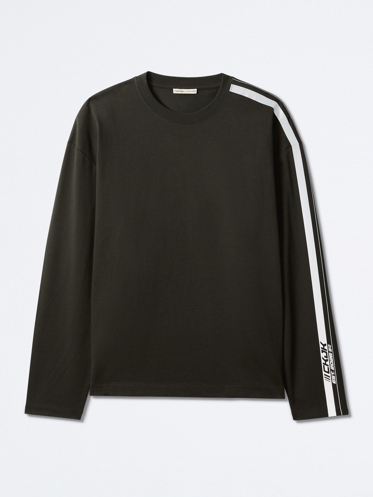 ジョングクさんとのコラボレーションによる、カルバン・クラインの長袖Tシャツ