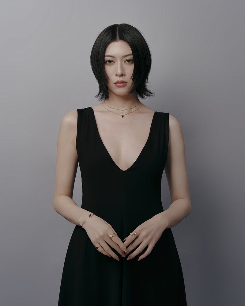 BOUCHERON(ブシュロン)のジュエリー「セルパンボエム」を着用した女優の三吉彩花さん