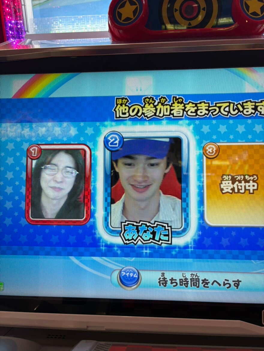 マリオカートの画面。中央に栄莉弥、左側に四坂が映っている。
