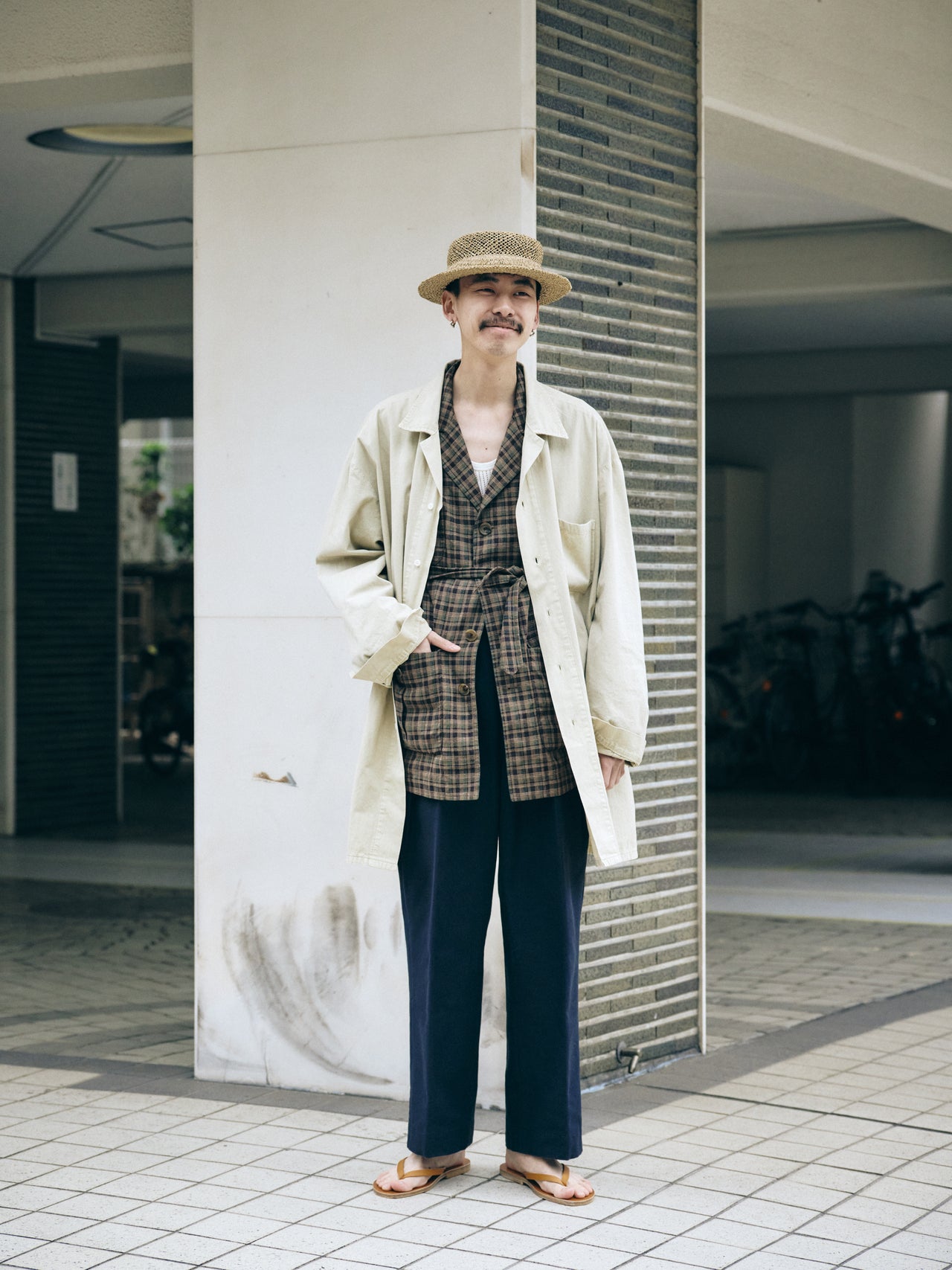 〈Kjacques〉のサンダルの着こなし