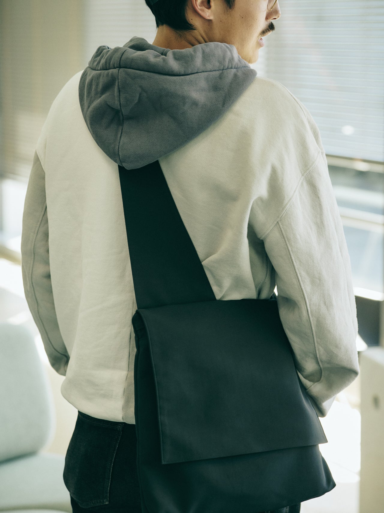 3.〈Materialize Wear〉のショルダーバッグ着用