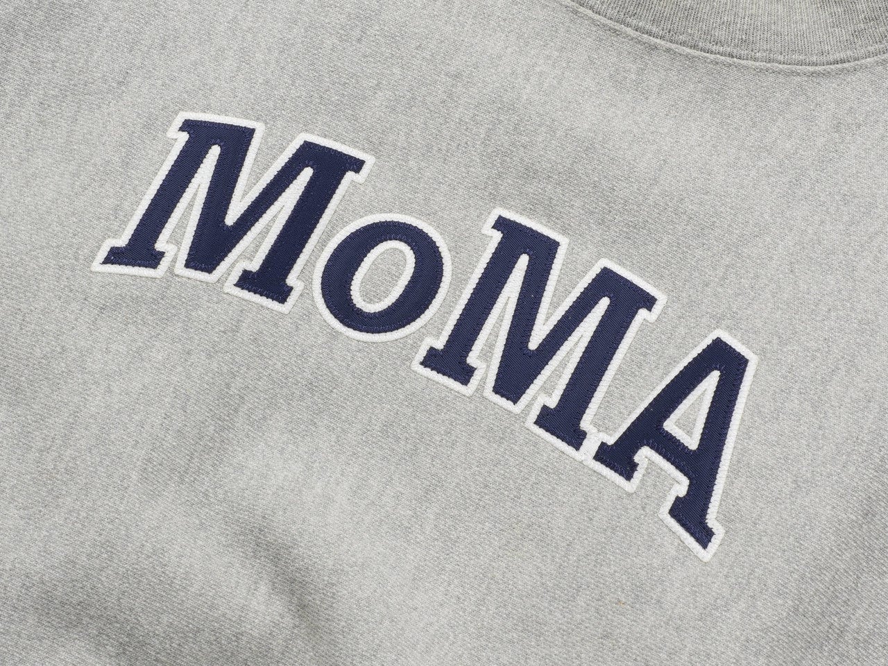 [Gallery]【チャンピオンの裏名品】定番“リバースウィーブ®”で差をつけるなら「MoMA」コラボ一択！／クルーネックスウェットシャツ