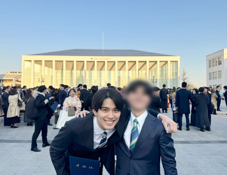 友人と肩を組んだ稲井孝太朗