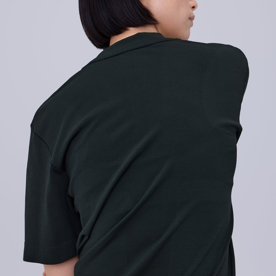 ファミリーマートのコンビニエンスウェア/機能Tシャツのブラック着用寄り