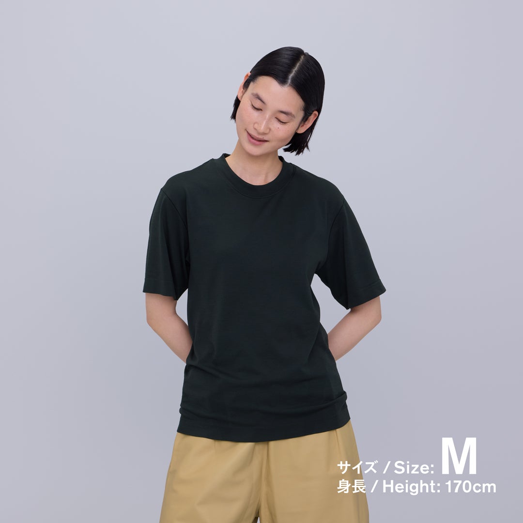 ファミリーマートのコンビニエンスウェア/機能Tシャツのブラック着用