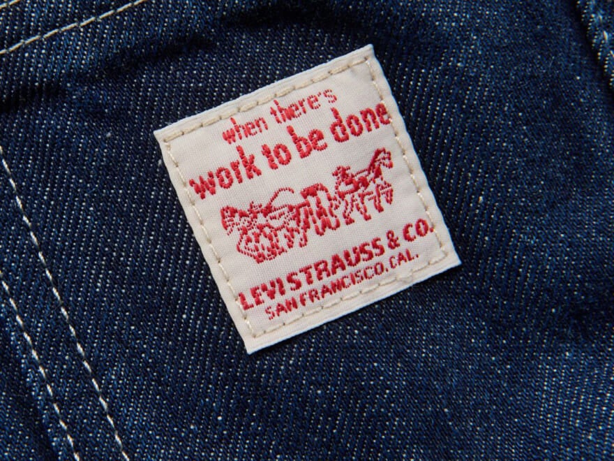 大人な「ダブルニーデニム」を夏に向けて。リーバイス®、カーハート...Tシャツに合わせるだけでオシャレに決まる3選!