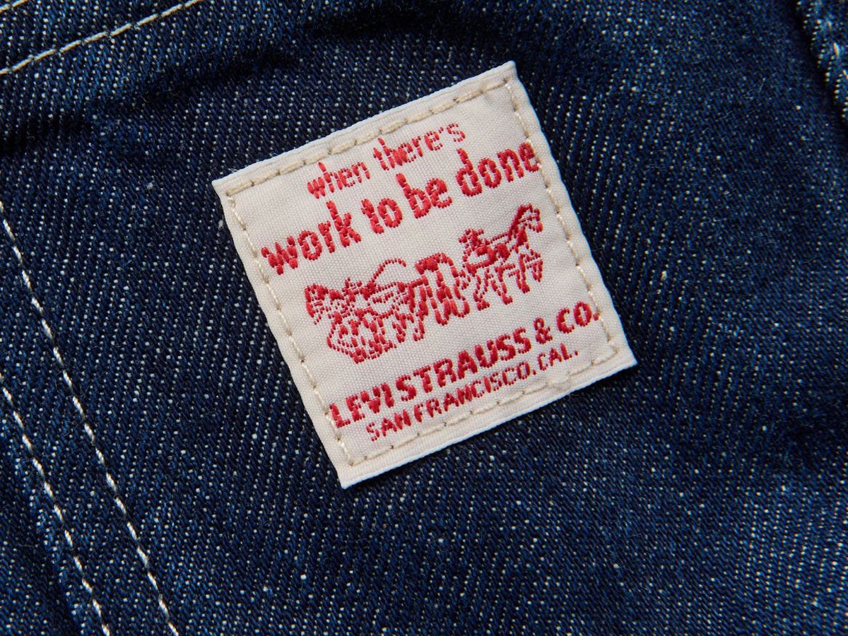 大人な「ダブルニーデニム」を夏に向けて。リーバイス®、カーハート...Tシャツに合わせるだけでオシャレに決まる３選！