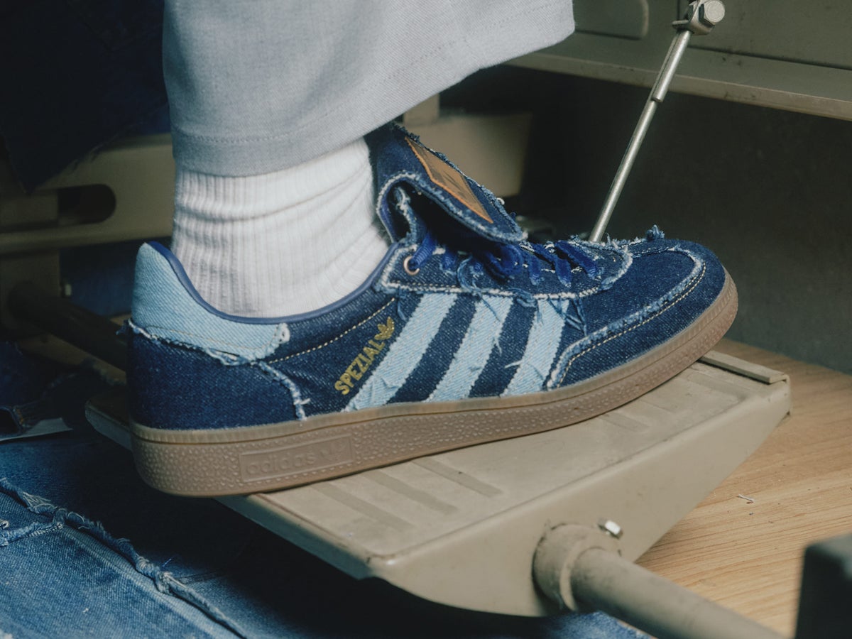 デニムな「アディダス」。「アトモス」コラボで名品“HANDBALL SPEZIAL”が鮮度抜群なスニーカーに！
