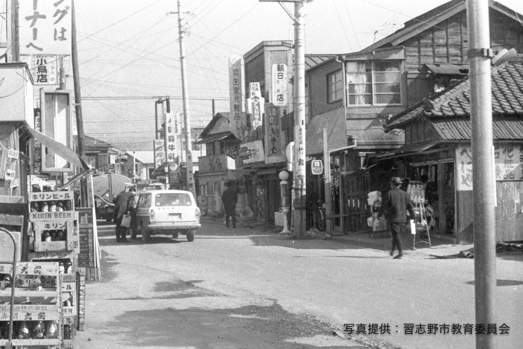 千葉県・習志野市「レストランあけぼの」京成津田沼駅の踏切方面を望む昭和43年の写真。