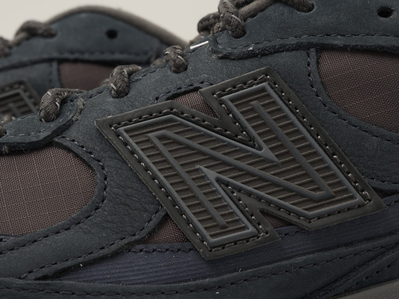 【ニューバランスの裏名品】見た目は超定番なのに人と差がつく！ ソールも技アリな「New Balance」の最旬スニーカー。／Abzorb 2010