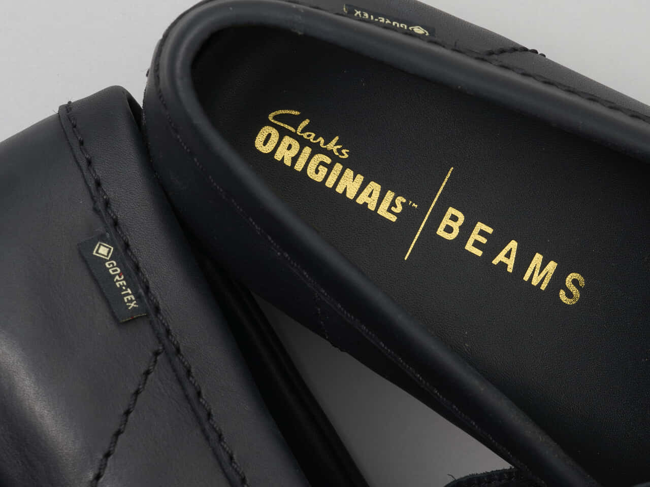【クラークスの裏名品】「ワラビー」なのにローファーでゴアテックス。雨でも履けるコラボな「Clarks ORIGINALS×BEAMS」新作シューズ。／ワラビームス ローファー GTX