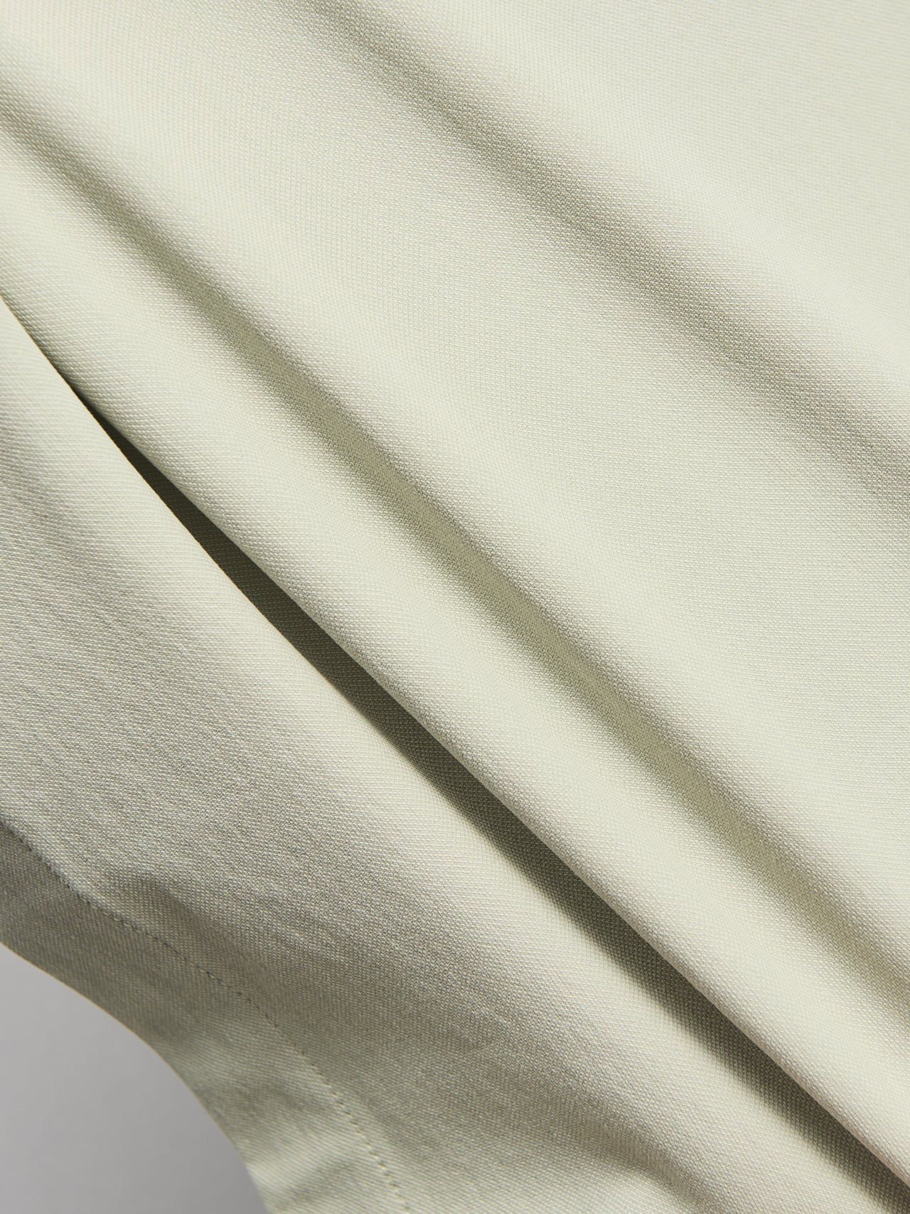 アークテリクスのクロニン コットン オーバーシャツのストレッチの効いた生地