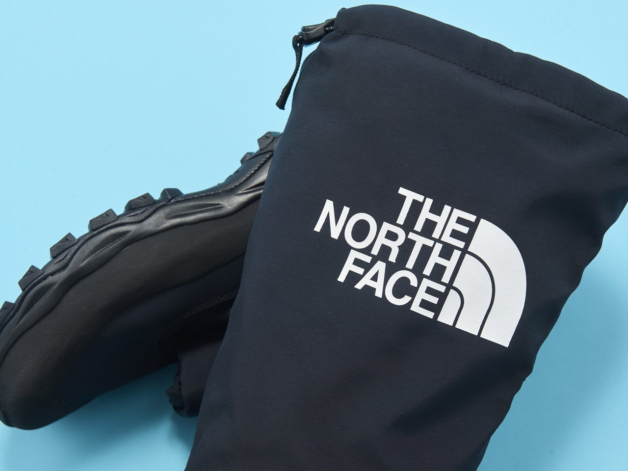 ザ・ノース・フェイスの黒い防水TNFロングレインブーツ WP ブーツのサイドのハーフドームロゴ